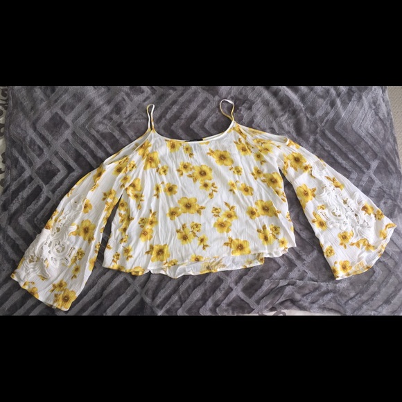 Forever 21 Tops - SOLD 💕 Flowy Open Shoulder Crop Top